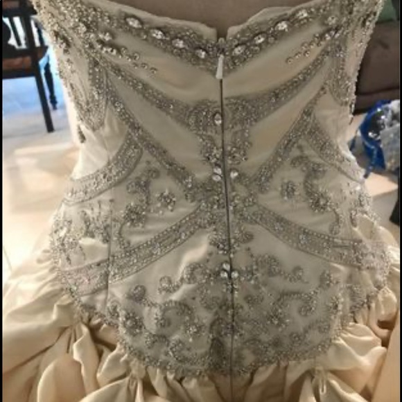 Eve of Milady Wedding Dress Size 4 - Picture 6 of 10